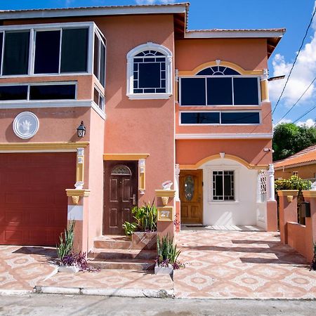 Royal Vybez Vacation Homes Spanish Town Ngoại thất bức ảnh